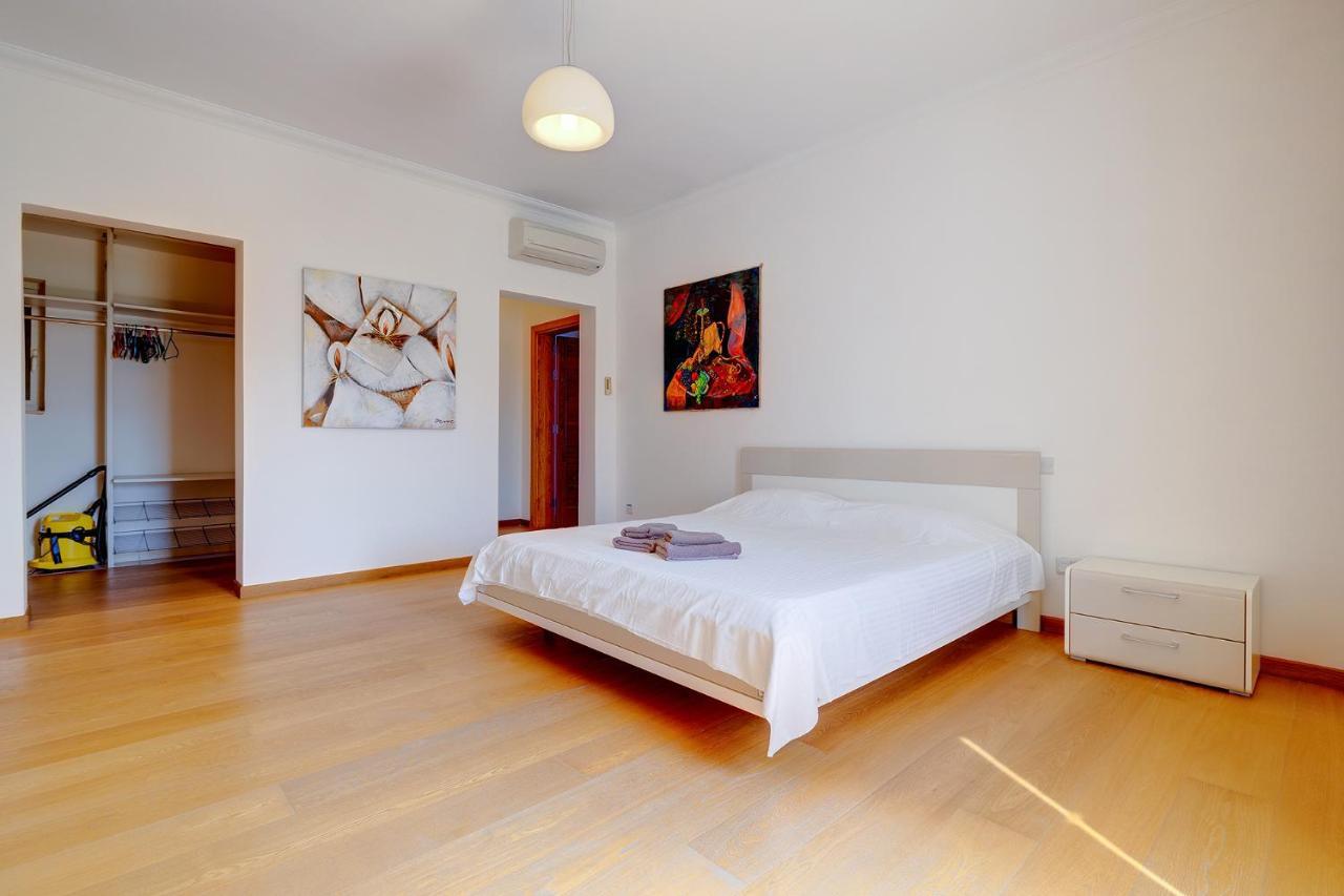 Seafront Apartment In Sliema With Pool, Upmarket Complex ภายนอก รูปภาพ