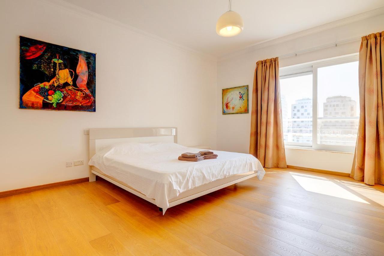 Seafront Apartment In Sliema With Pool, Upmarket Complex ภายนอก รูปภาพ