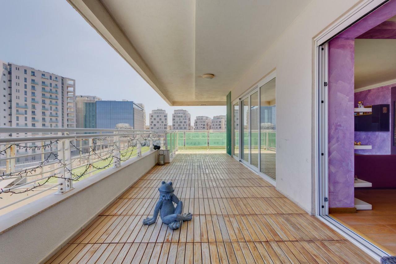 Seafront Apartment In Sliema With Pool, Upmarket Complex ภายนอก รูปภาพ